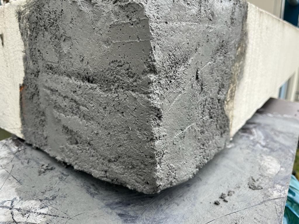 Balkonrand met verse reparatiemortel na het herstellen van betonrot