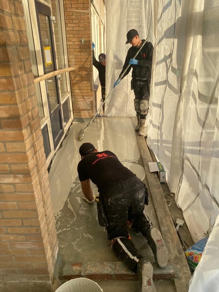 Gerenoveerde balkons van een flatgebouw in Leiden