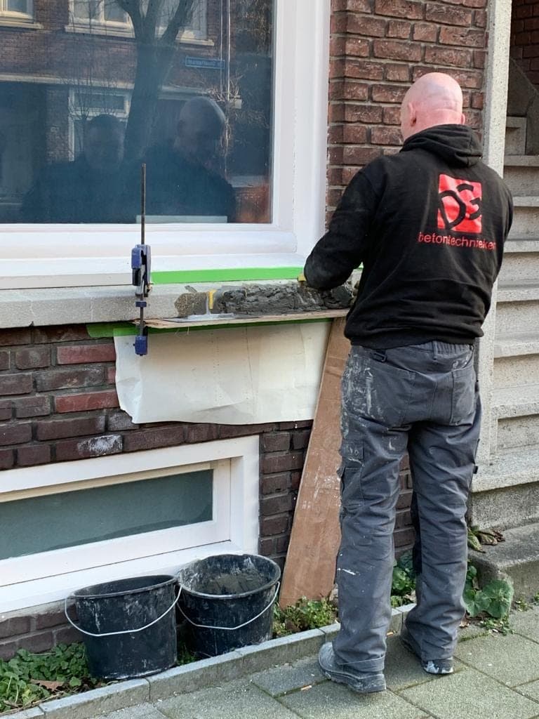 Herstel van aangetast beton aan een gebouw in Rotterdam