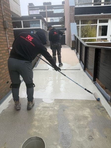 Galerij van een flatgebouw tijdens de renovatie