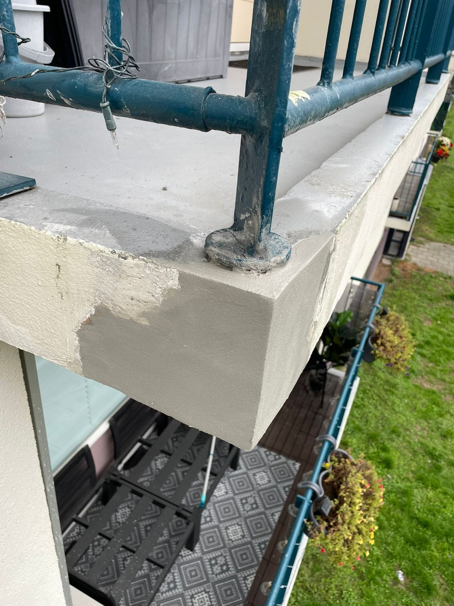 Hersteld balkon nadat de betonrot is aangepakt