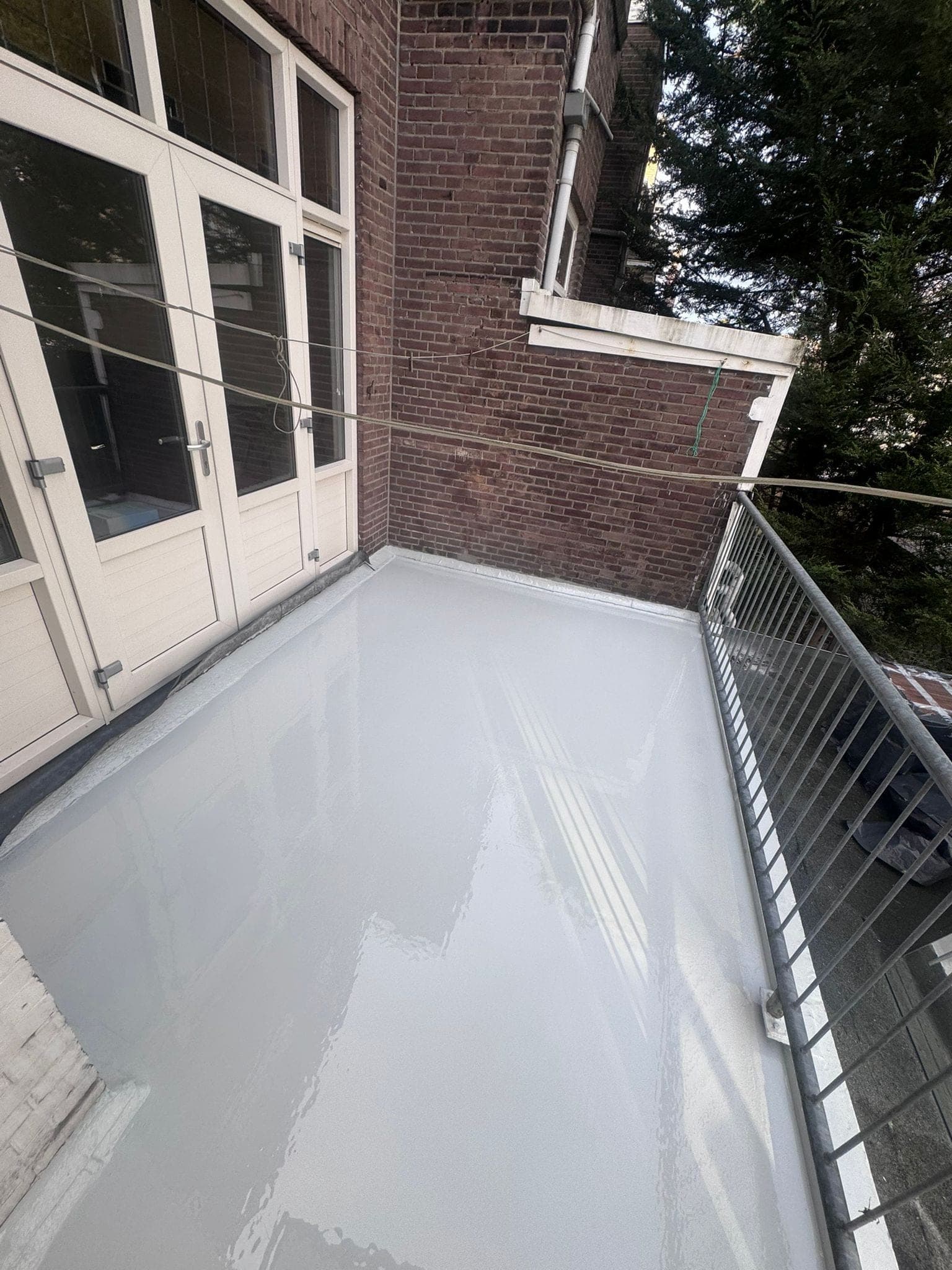 Gerenoveerd balkon met een nieuwe waterdichte coating