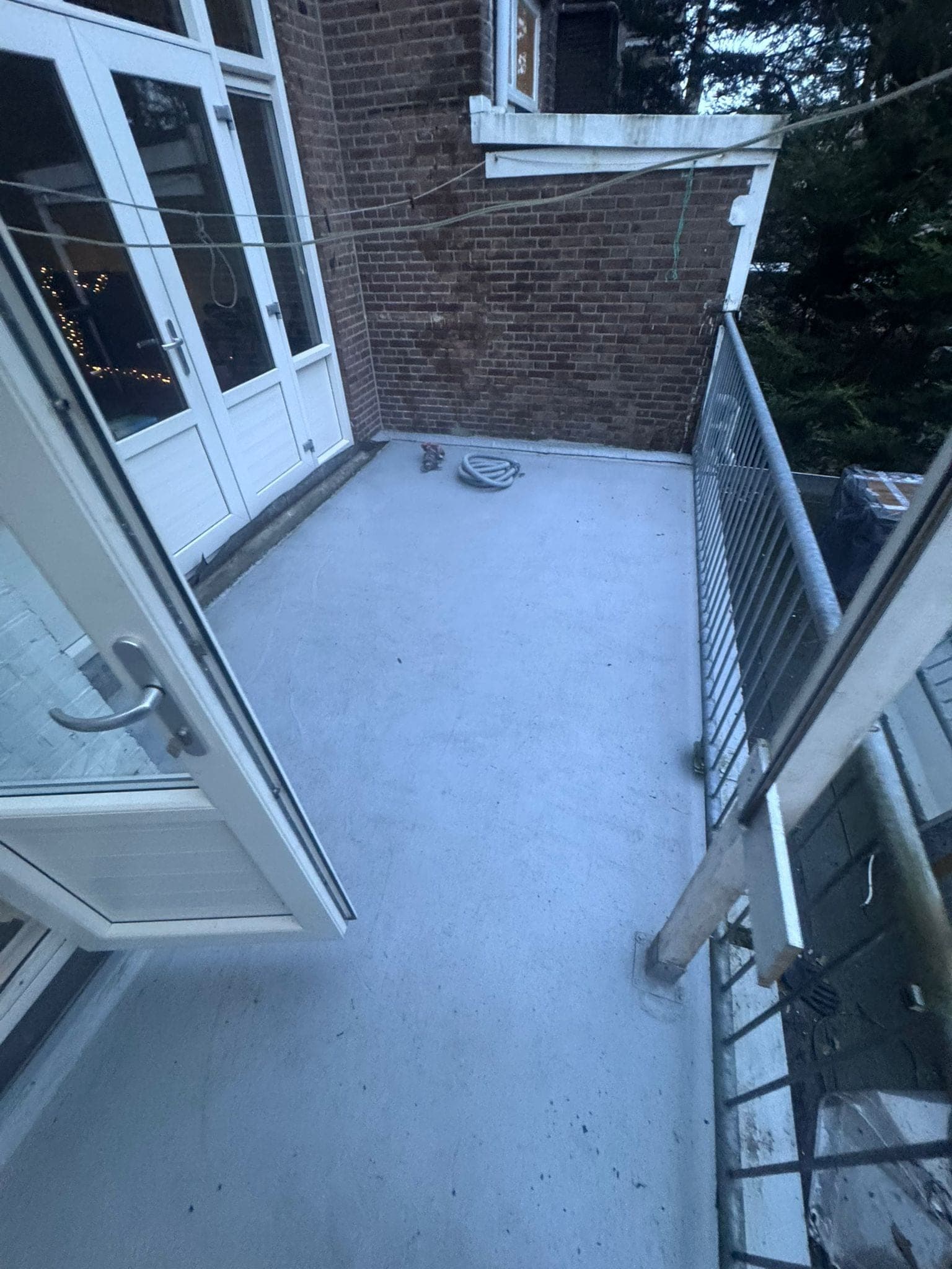 Balkon met een nieuwe coating en afgewerkte randen