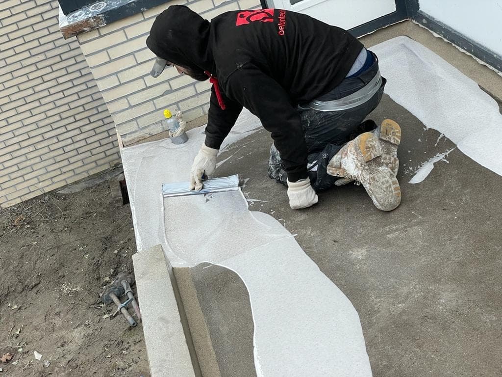 Balkon in Rotterdam met een nieuw aangebrachte coating