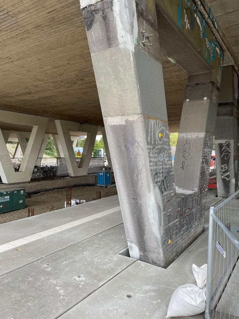 Betonreparatie aan een constructie in Delft