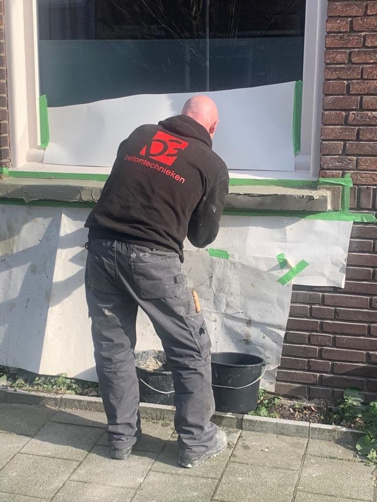 Betonreparatie aan een gebouw in Rotterdam