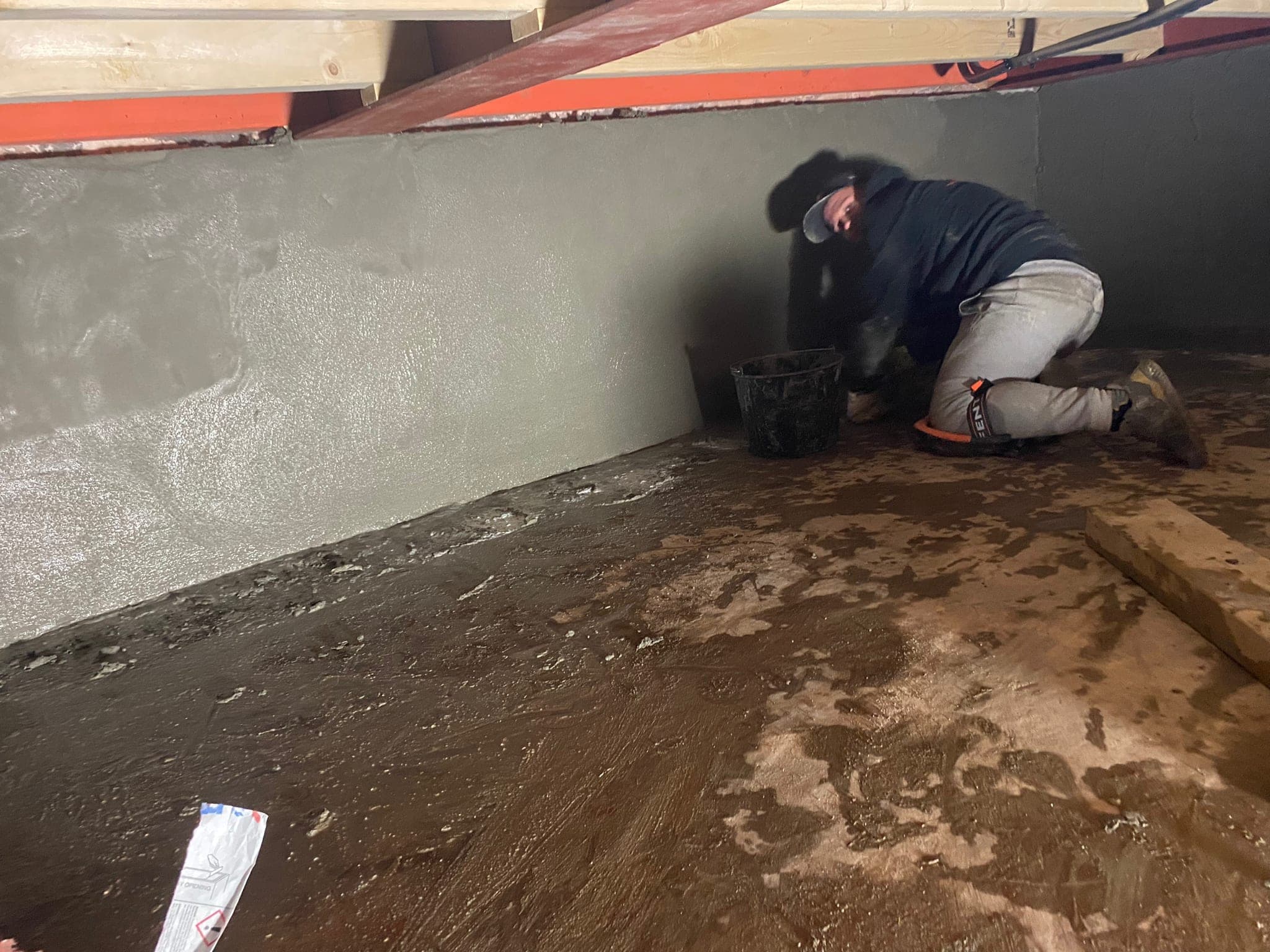 Kelder waarvan de wanden en vloer waterdicht worden gemaakt