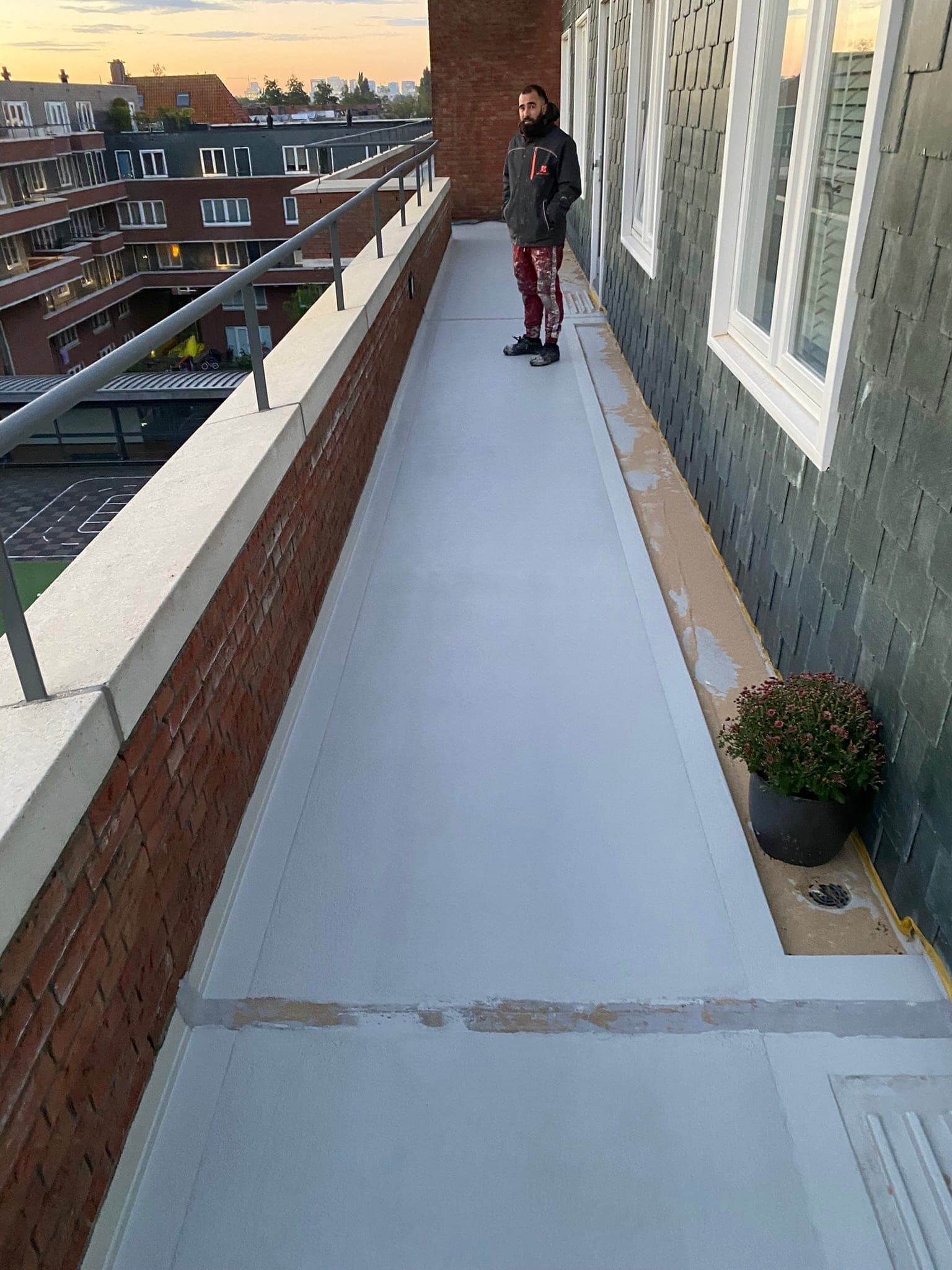 Betonreparatie aan een galerij in Amsterdam