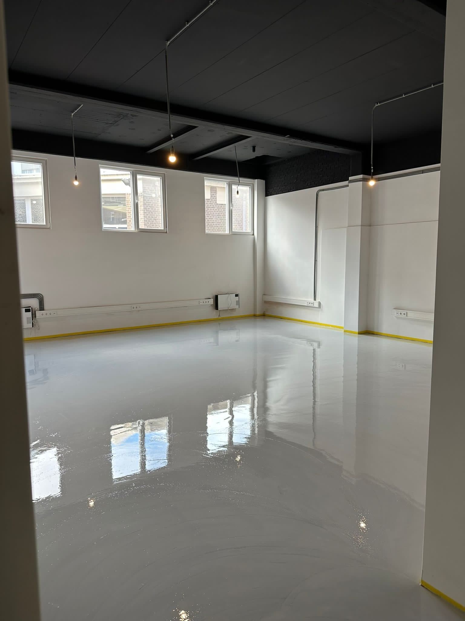 Aanbrengen van een gietvloer op een project in Rotterdam
