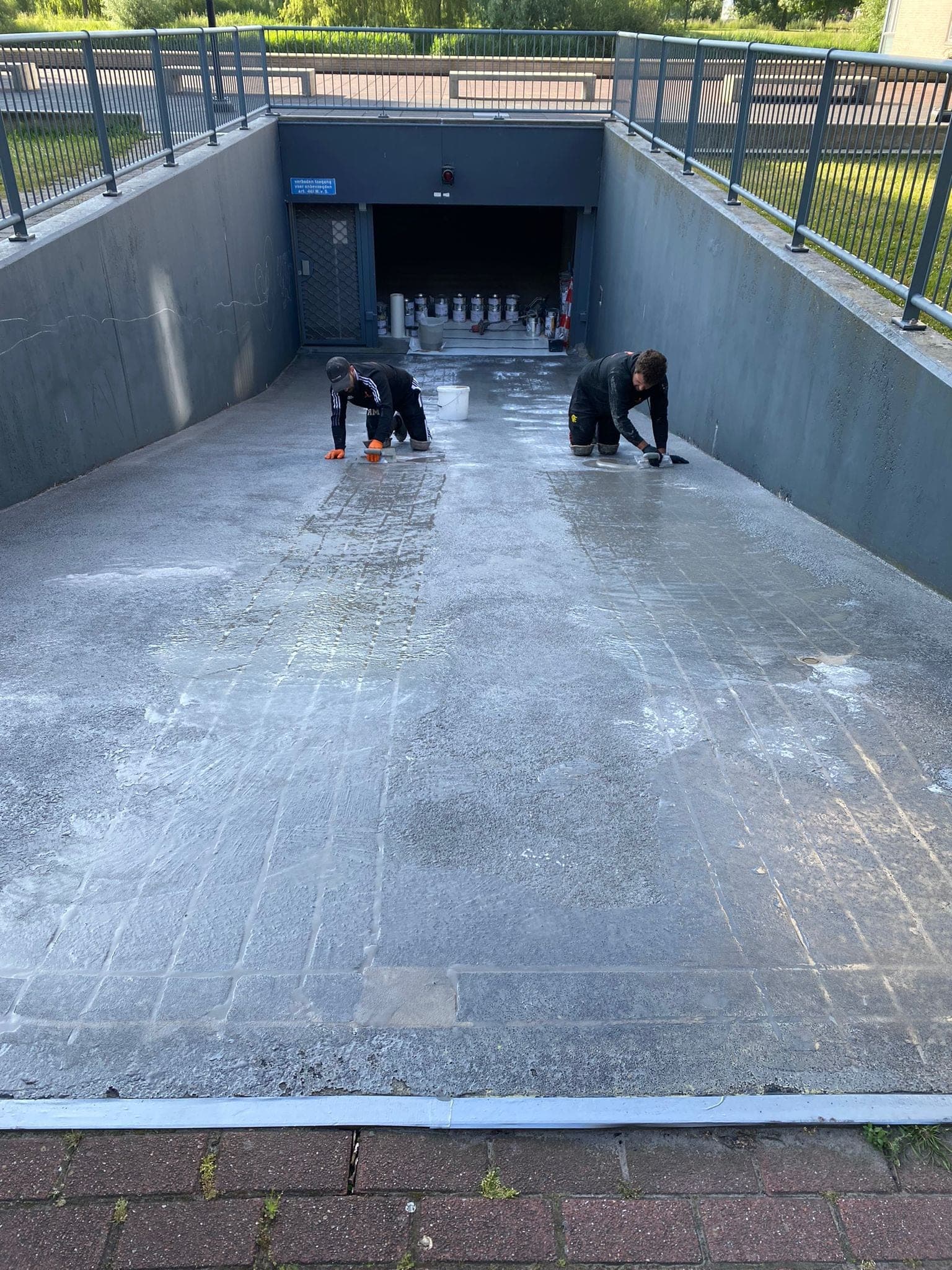 Slijtlaag aanbrengen op een hellingbaan in Schiedam