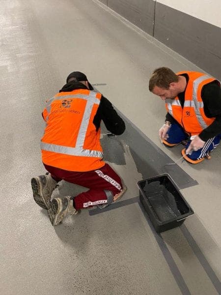 Slijtlaag aanbrengen op een brugdek