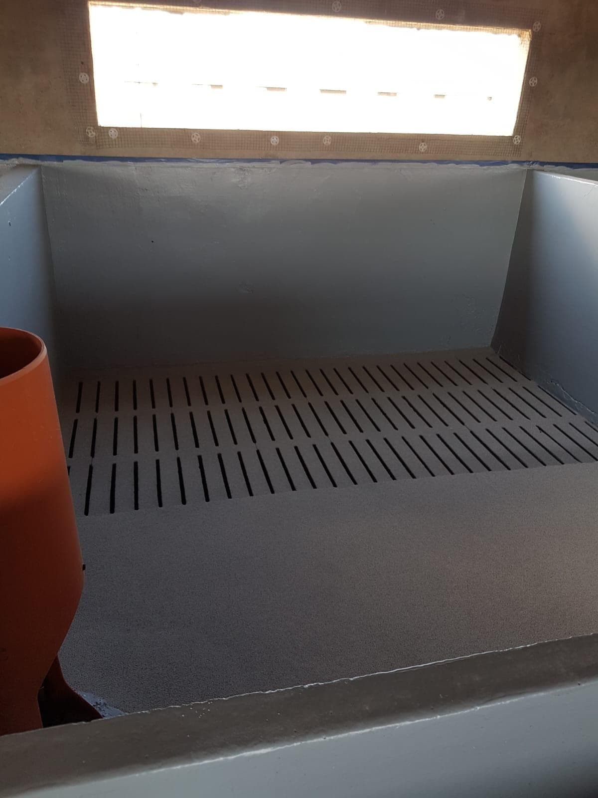 Grijs gecoate roostervloer in een stalbox