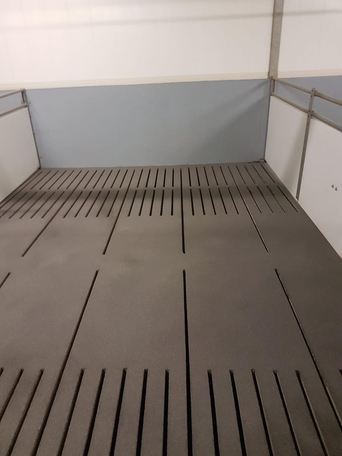 Coatingvloer met roosters in een paardenstal